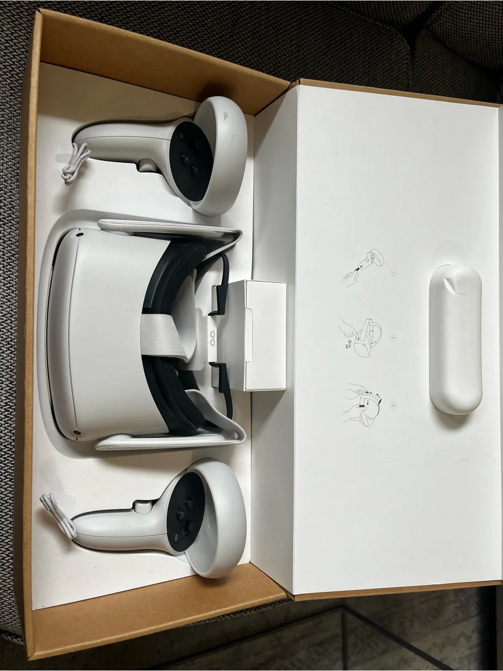 NWOT Oculus Quest 2 White Standalone VR Headset with White Controllers